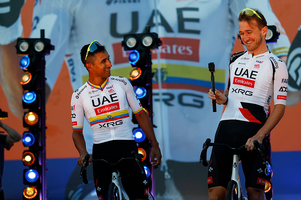 Adelaida, Australia - 16 de enero: (De izquierda a derecha) Jhonatan NAARVEZ DE ECUADER Y MEKKEL BJERG DE DEMARCA Y EAU Team Emirates - xrg durante el 26º Santos Tour Down Under 2026, Presentación del equipo el 16 de enero de 2026 en Adelaida, Australia. (Foto de con chronis/getty images)