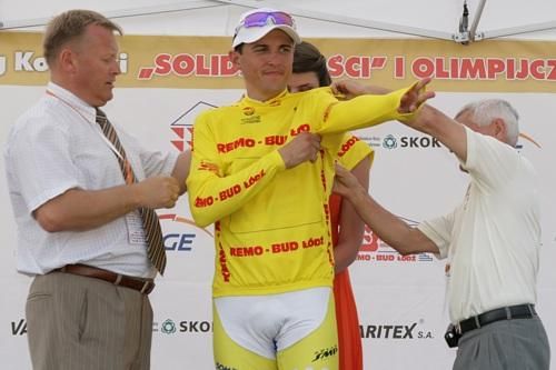 Artur Kr&oacute;l is presented with the yellow jersey as race leader.