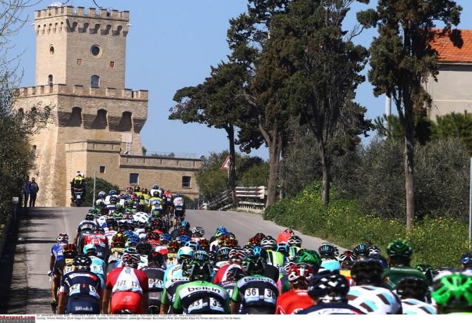The Tirreno-Adriatico peloton makes its way from Bucchianico to Porto Sant'Elpidio during stage 6