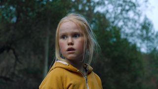 Beste norske filmer: En jente ser noe i skogen i filmen De uskyldige