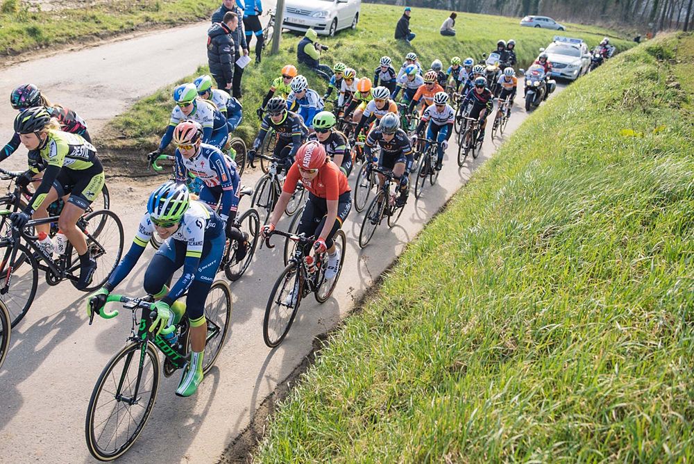 Peloton aren't far behind race leader Jessie Daams - 2016 Omloop het Nieuwsblad - Elite Women