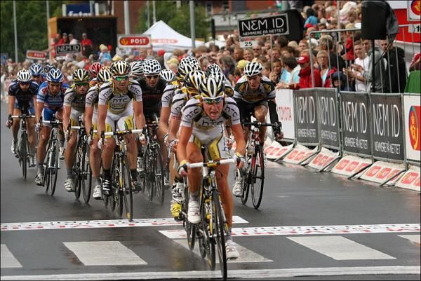 Team HTC - Columbia controls the peloton.