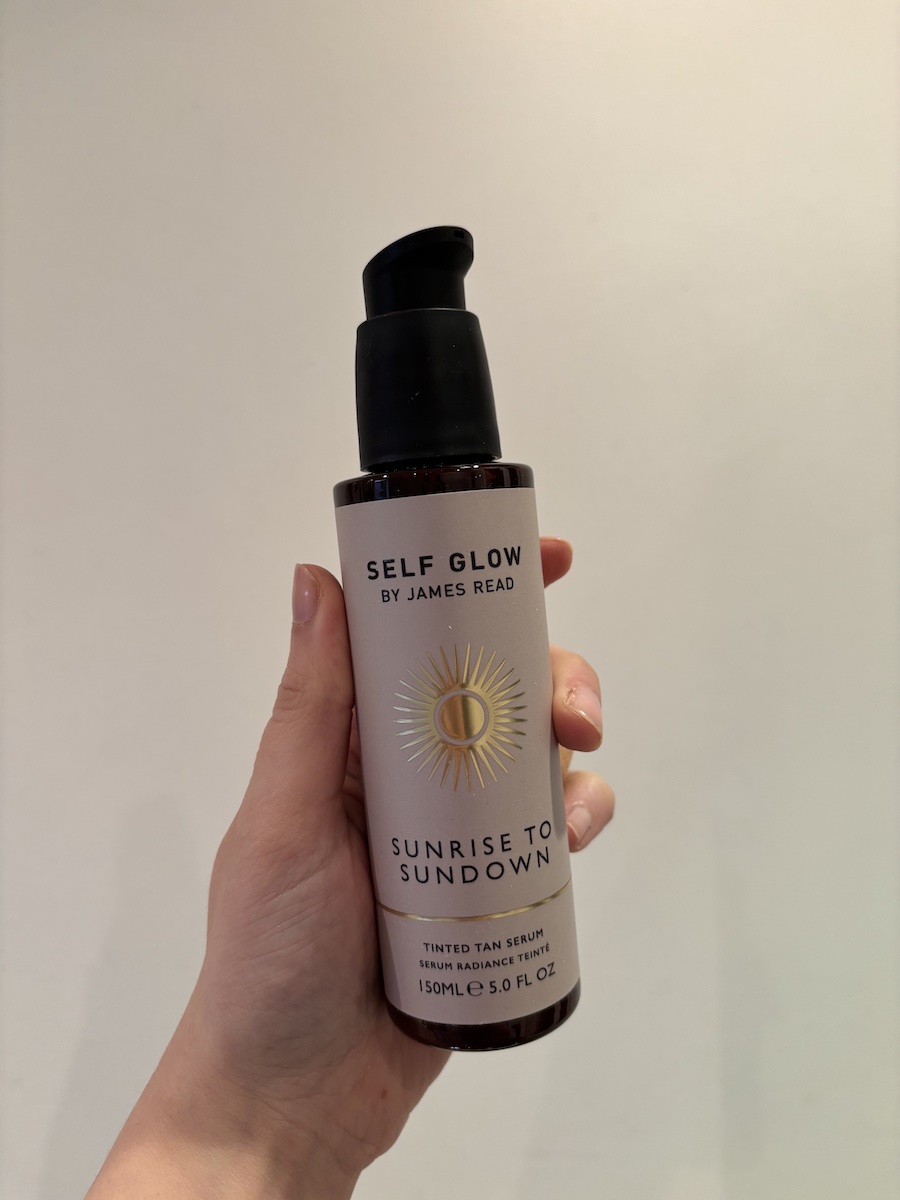 Mica Ricketts sosteniendo Self Glow de James Read Sunrise to Sundown Tinted Tan Serum