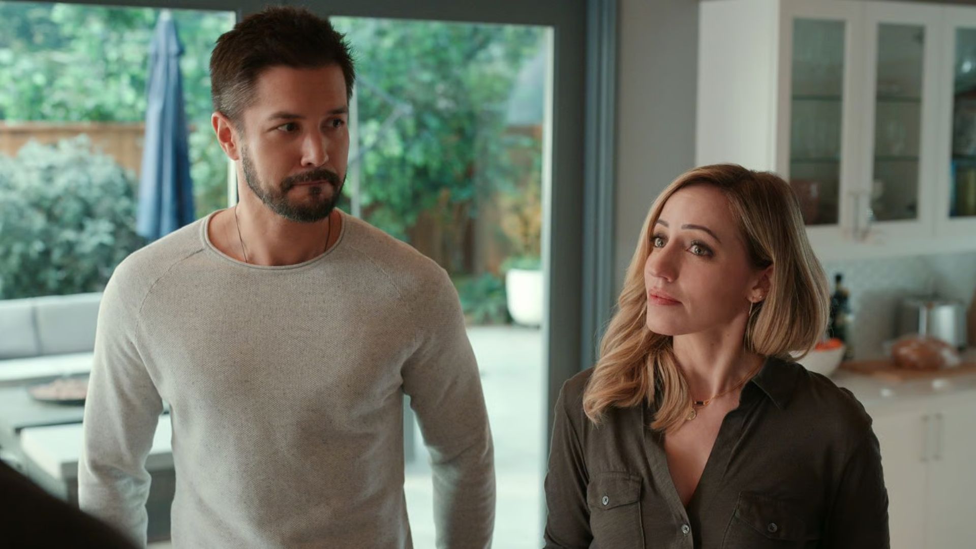 مايك ينظر إلى بري