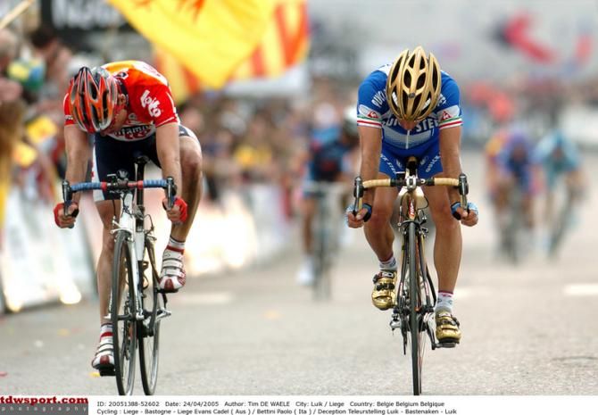 Cadel Evans loses the sprint for fourth place to Paolo Bettini in 2005