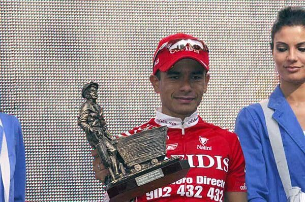 Leonardo Duque (Cofidis) gets a trophy for winning stage 16