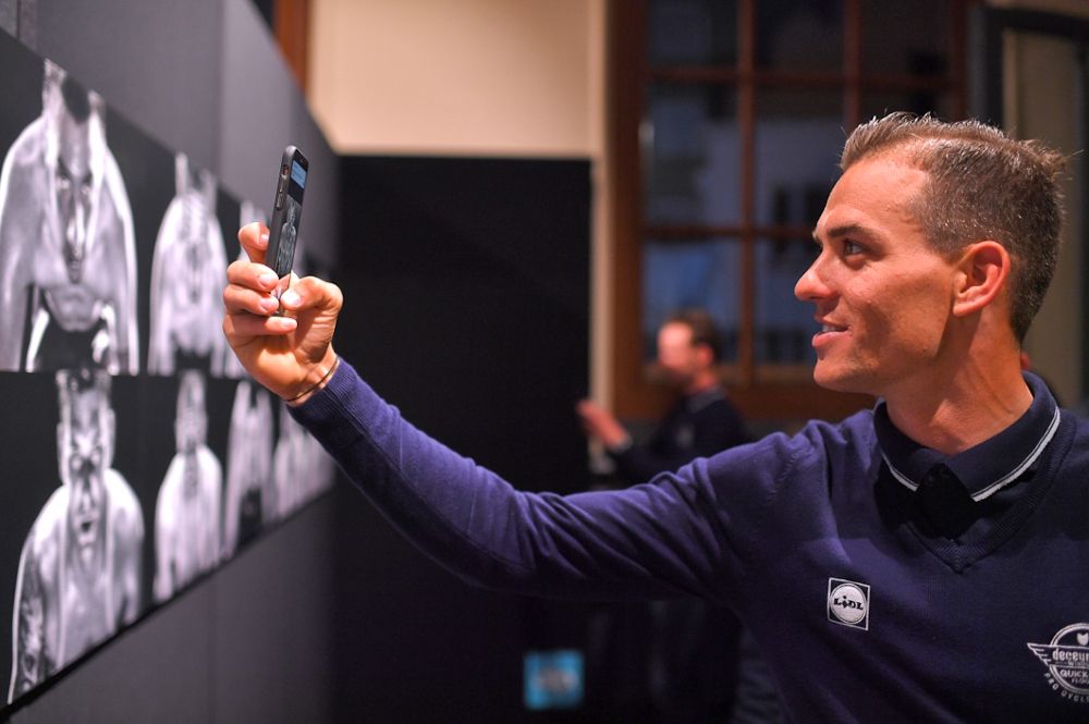 Zdenek Stybar puts his phone to work
