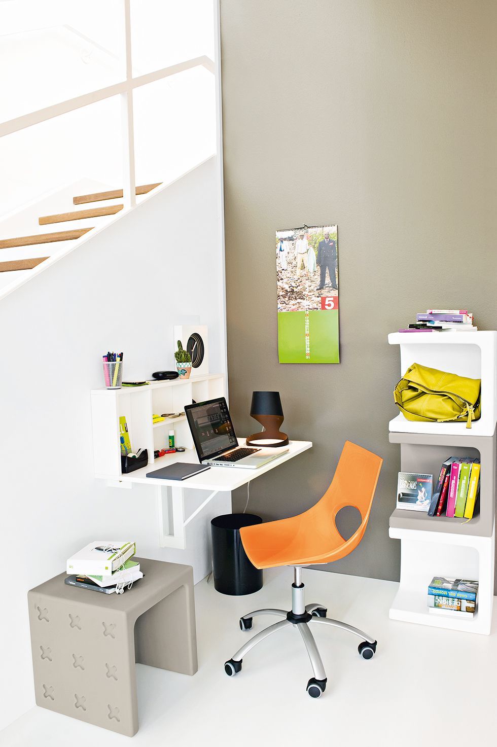 Малки идеи за домашен офис: 11 начина да извлечете максимума от работното си пространство домашен офис в неизползвано кътно пространство