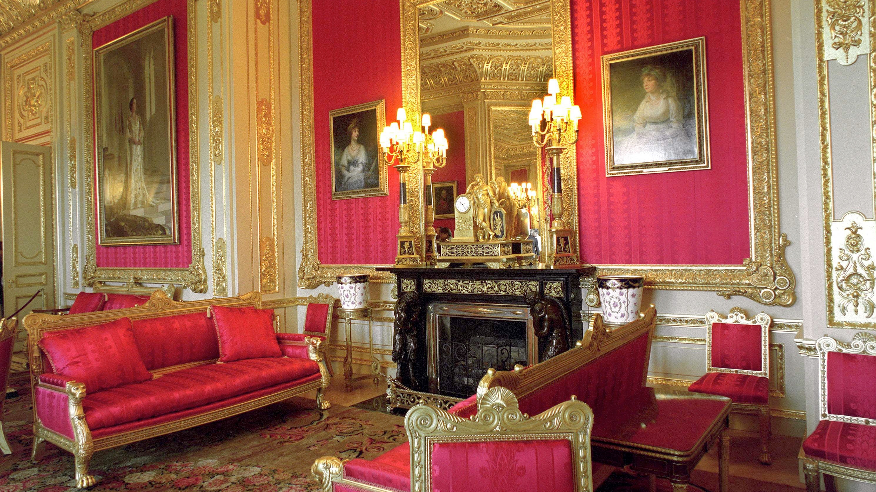 Crimson Drawing Room na hradě Windsor viděný v roce 1997