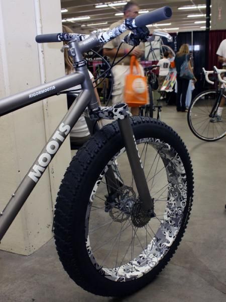 The front and rear wheels are completely identical in case something goes wrong with the freehub driver in one of them.
