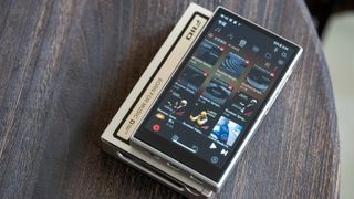 Fiio M21 portable music player front shot of the screen
