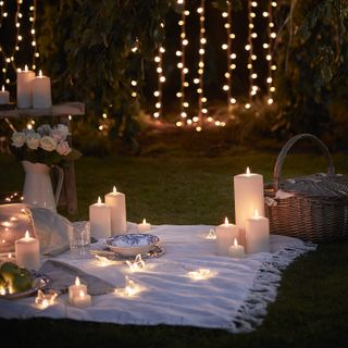 Midsummer night's garden picnic, Lights4fun