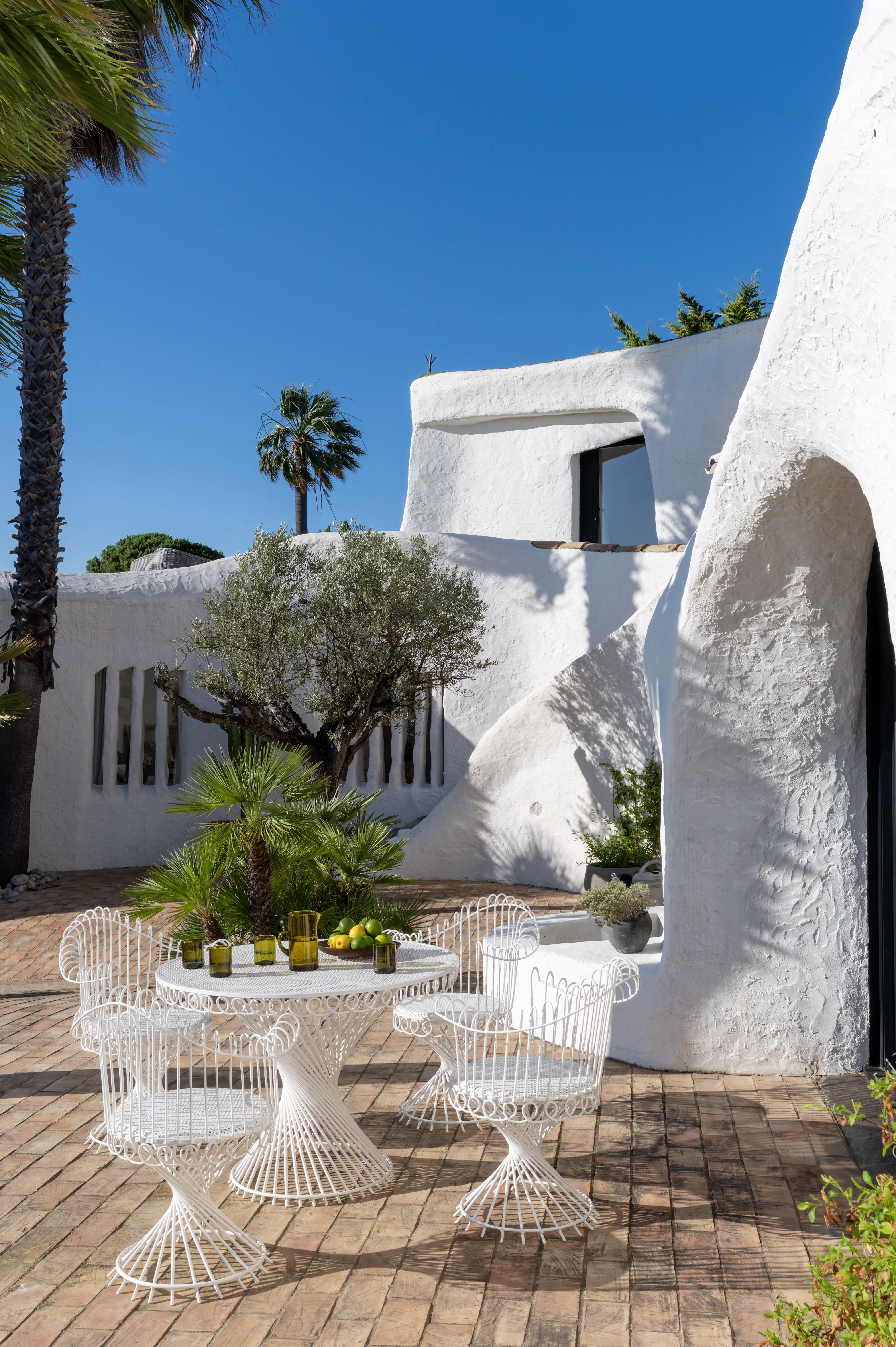 organic house in the sun by Jacques Couelle and Miriam Frowein Interiors