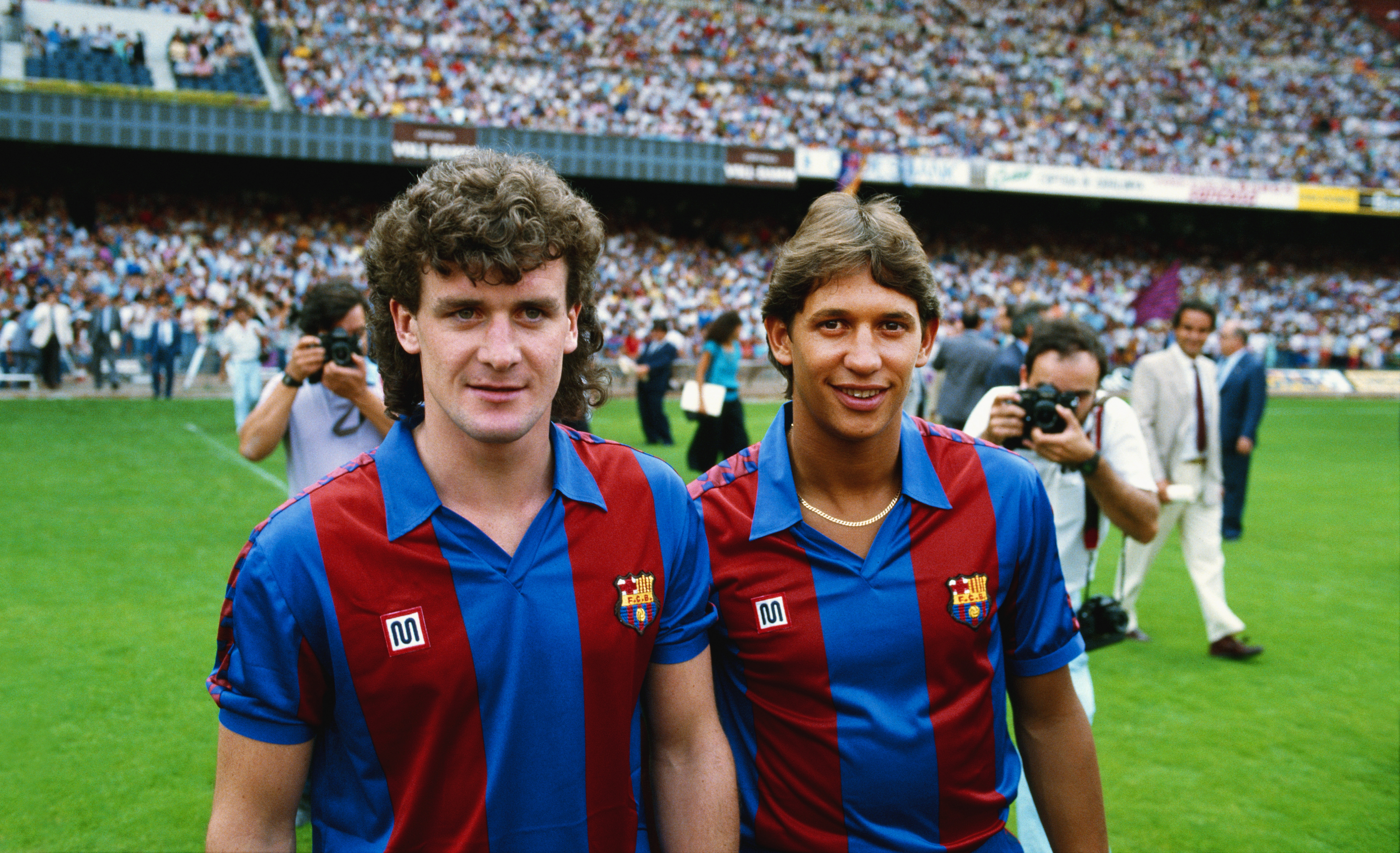 Mark Hughes (L) and Gary Lineker (R) sign for Barcelona in 1986.