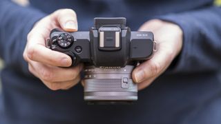 Dessus du Canon EOS M50 dans des mains