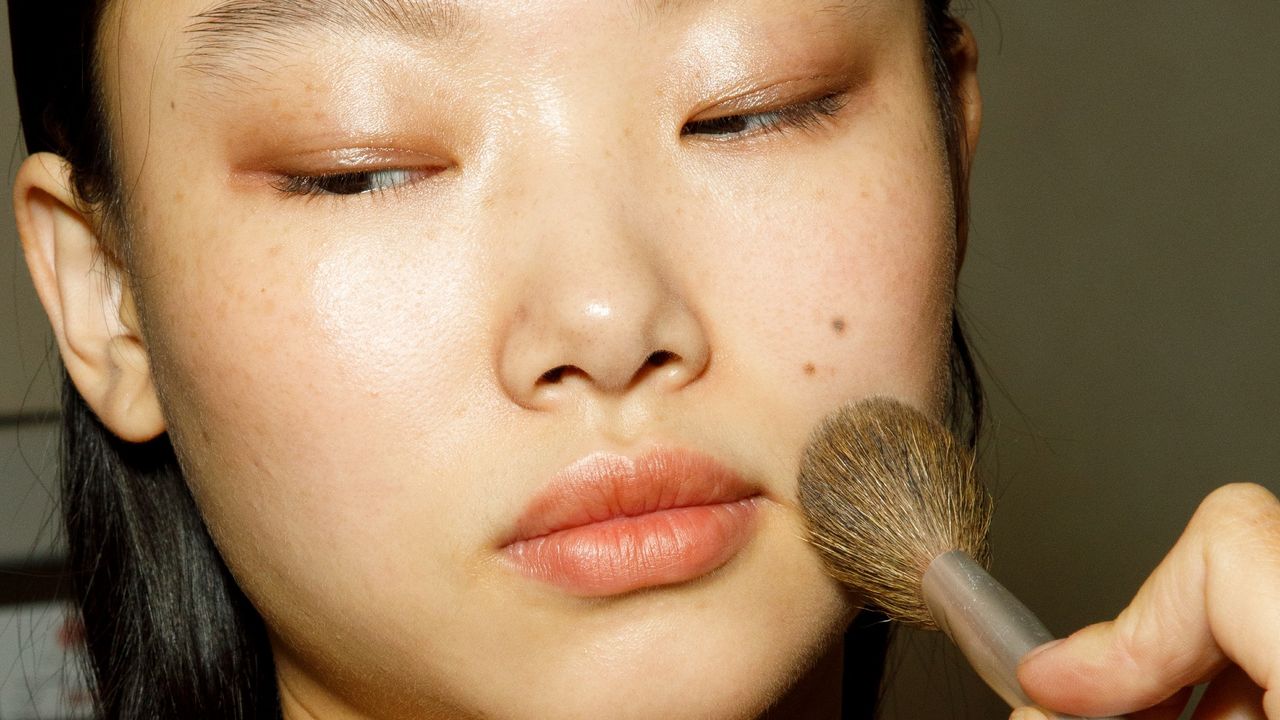 Yoon Young Bae is seen applying bronzer during the make up in backstage at the Ermanno Scervino Fashion Show during the Milan Fashion Week Womenswear Spring/Summer 2023 on September 24, 2022 in Milan, Italy.