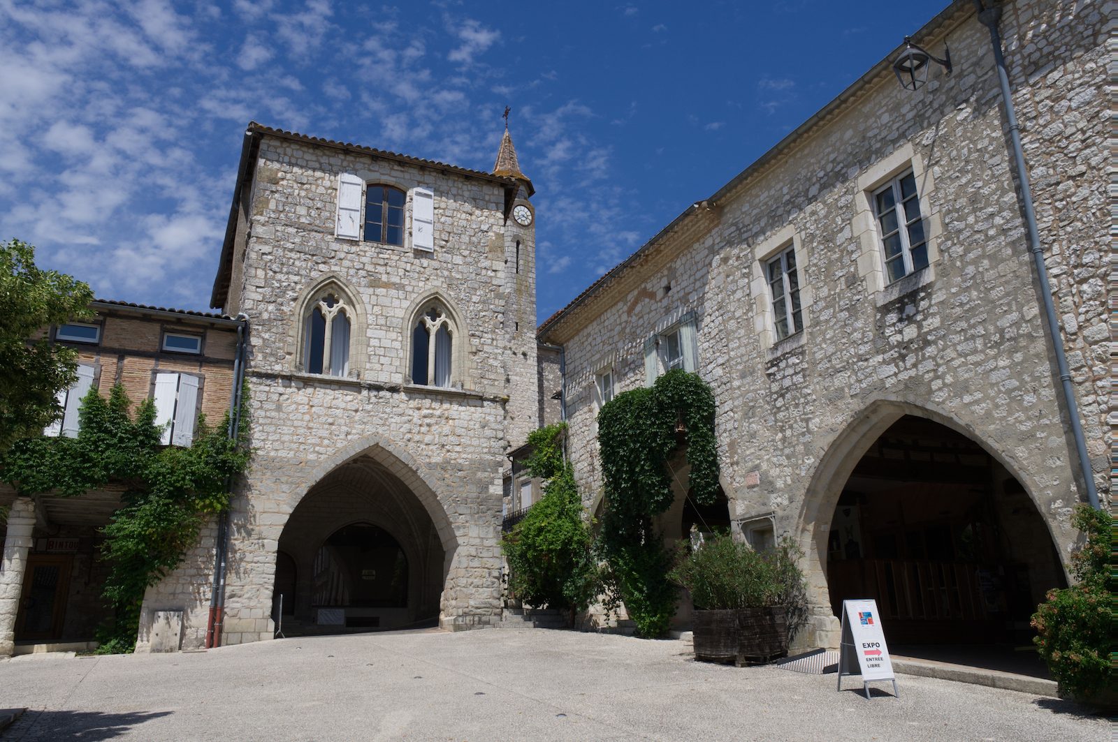 Sample image shot with the Sony Alpha A6700 of architecture in France