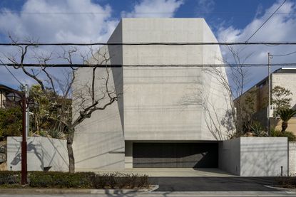 Modern concrete Japanese house by maniera architects