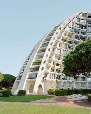 La Cité Oasis, a photographic series on La Grande Motte, shot by Charly Broyez & Laurent Kronental and showing sculptural, white and geometric modernist architecture in the south of france, surrounded by green spaces and in monumental scale