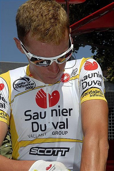 Riccardo Ricc&ograve; (Saunier Duval - Scott) signs autographs before the stage.