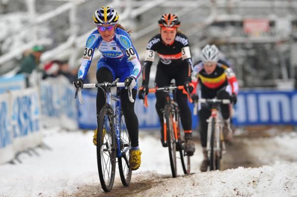 Katerina Nash (Luna Pro Team) leads Sanne van Paassen (BrainWash) and Belgian champion Sanne Cant (BKCP - Powerplus).