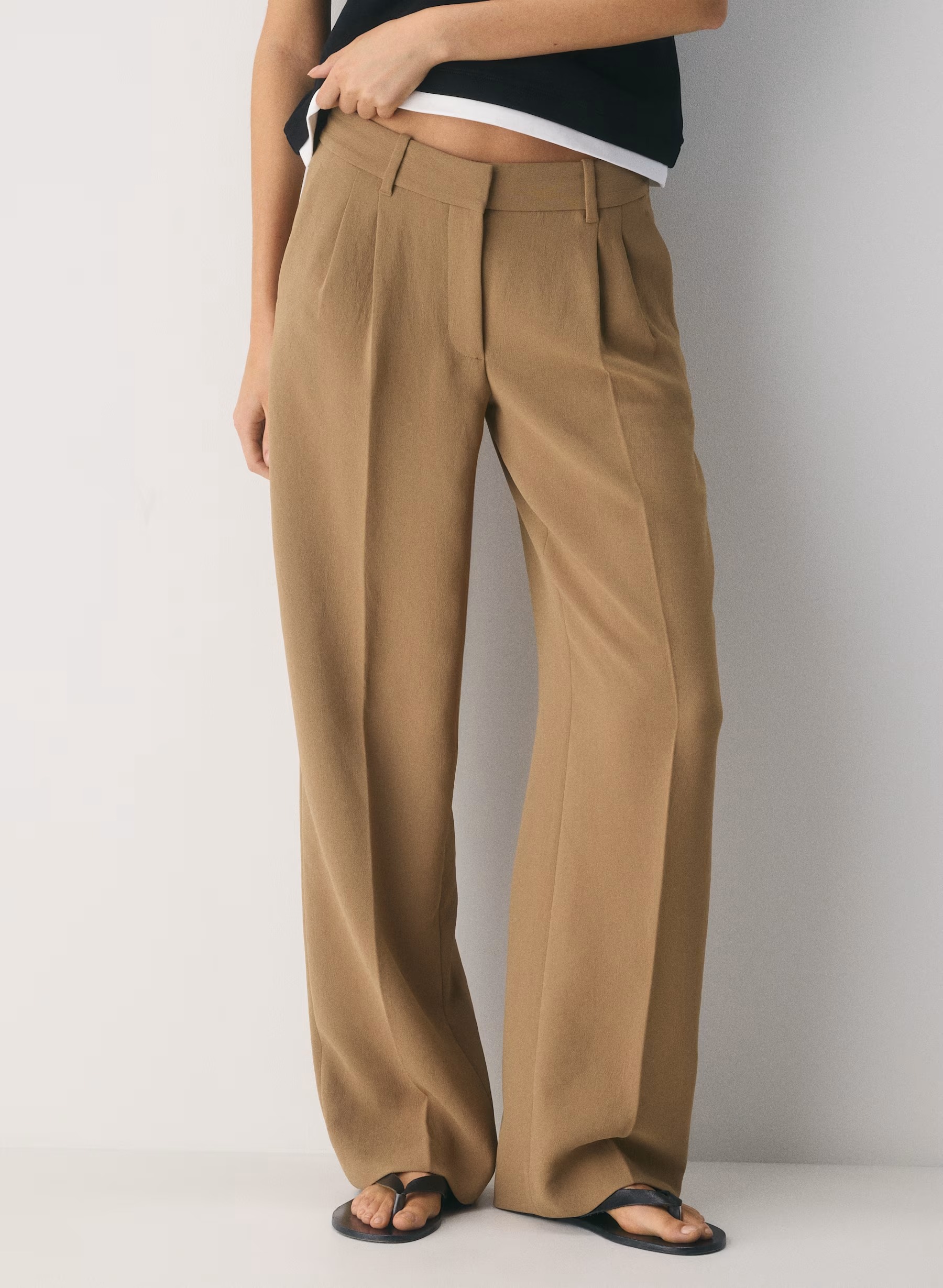Aritzia, The Effortless Pant Lo-Rise Crepette in Desert Sand