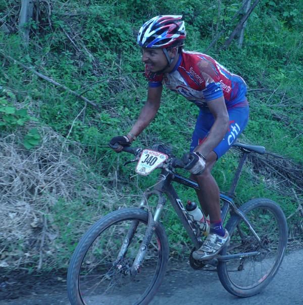 Luis Mejia Sanchez chases Ben Sonntag
