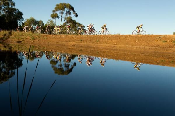 The lead bunch pass through Oak Valley during the final stage