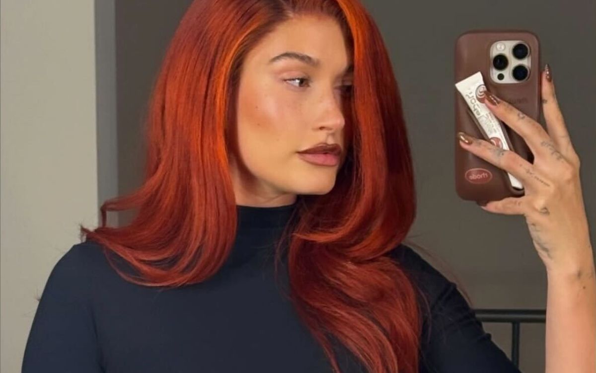 Hailey Bieber teste des cheveux rouge vif pour son costume d'Halloween de Kim Possible