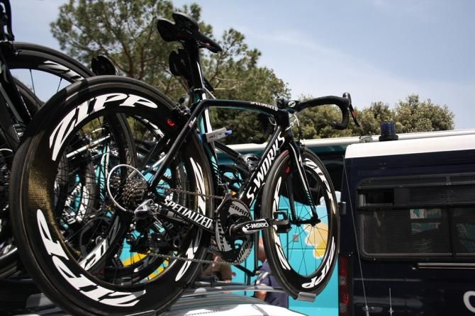 Cavendish&rsquo;s massively oversized Zipp SL145 stem is slammed, naturally