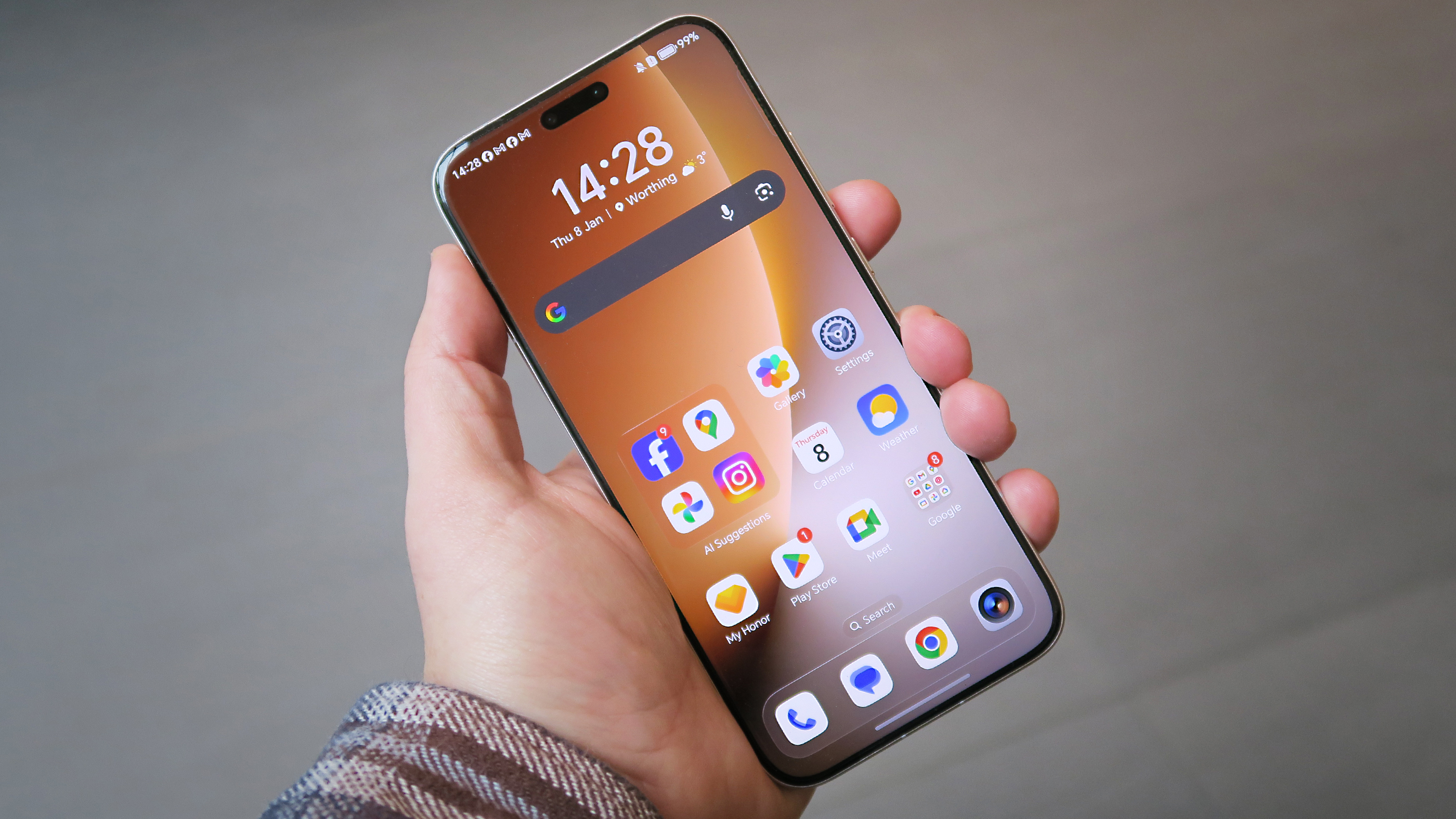 Honor Magic 8 Pro REVIEW T3 handheld front angled