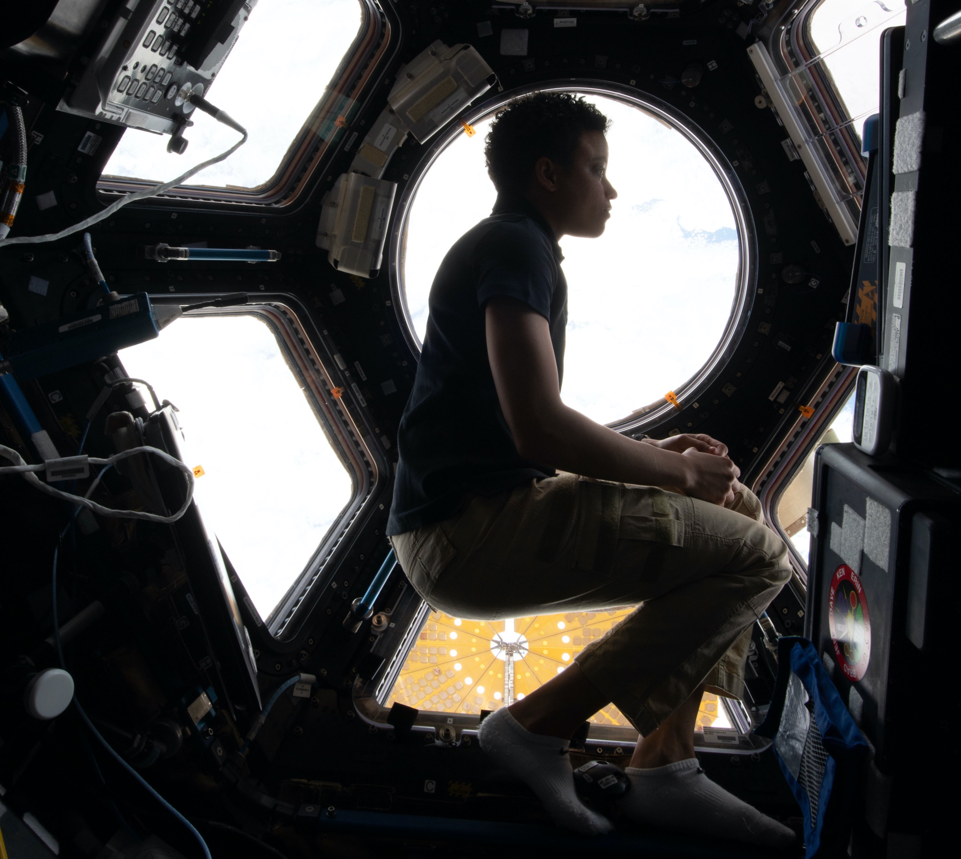 La astronauta de la NASA Jessica Watkins flota en la cúpula de la Estación Espacial Internacional en esta foto, compartida por la NASA el 9 de mayo de 2022.