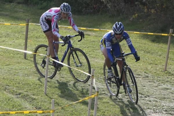 Pepper Harlton (Juventus Cycling Club) held an early lead over Natasha Elliott (Garneau Club Chaussures)