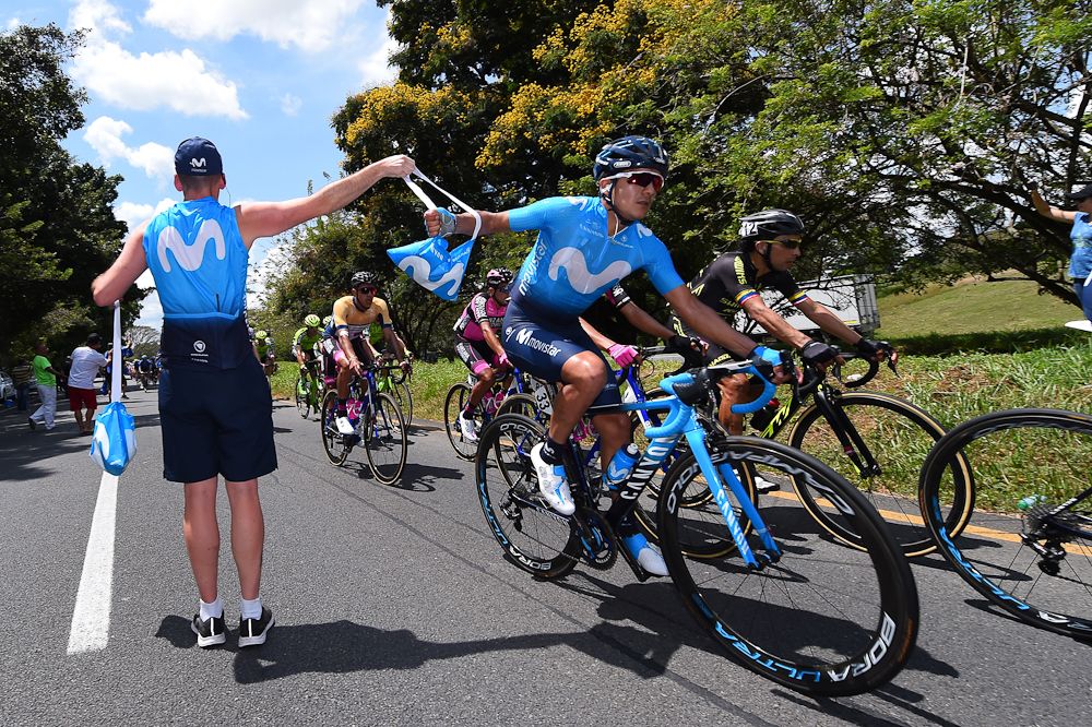 Richard Carapaz (Movistar) grabs lunch