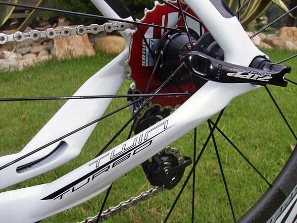 Radically shaped 'Twin Turbo' chain stays include internally routed derailleur housings.