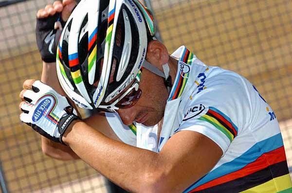 Paolo Bettini during a pre-race dance. Different warm-up methods are used in different teams...