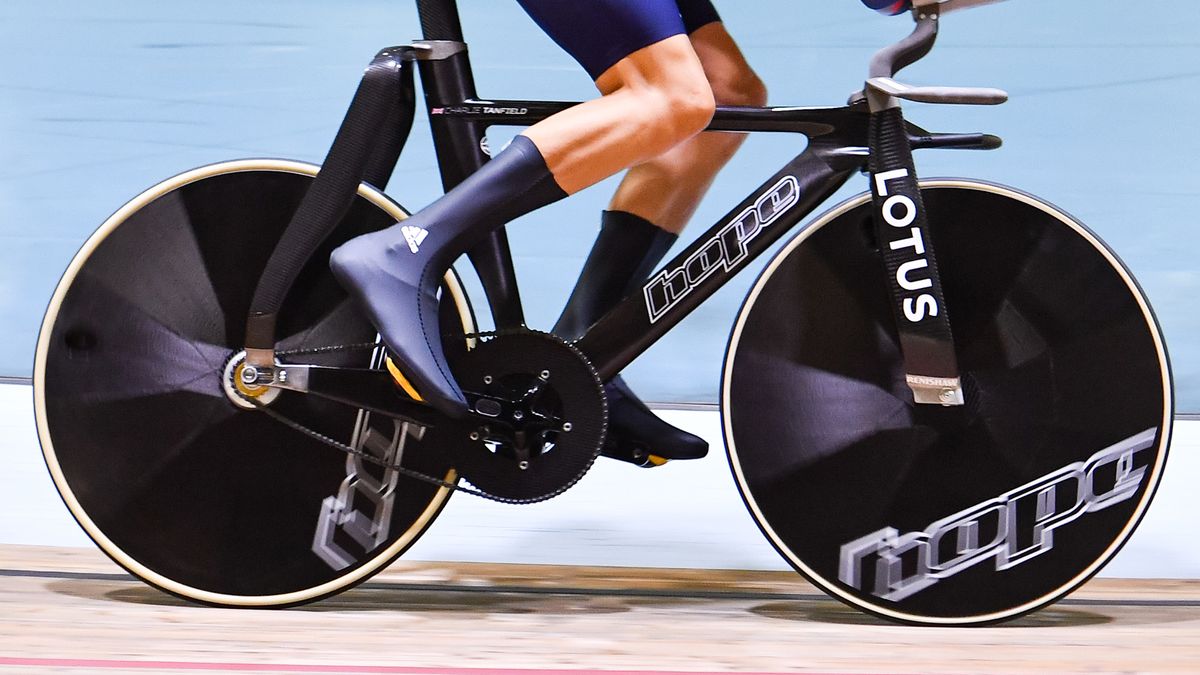 Track bike with double disc wheels