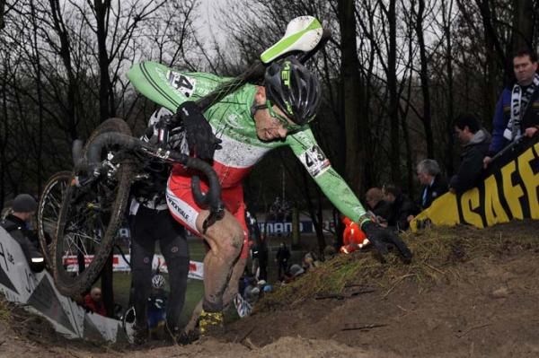 Marco Aurelio Fontana (Italy) catches his balance on the steep run-up in Hoogerheide.