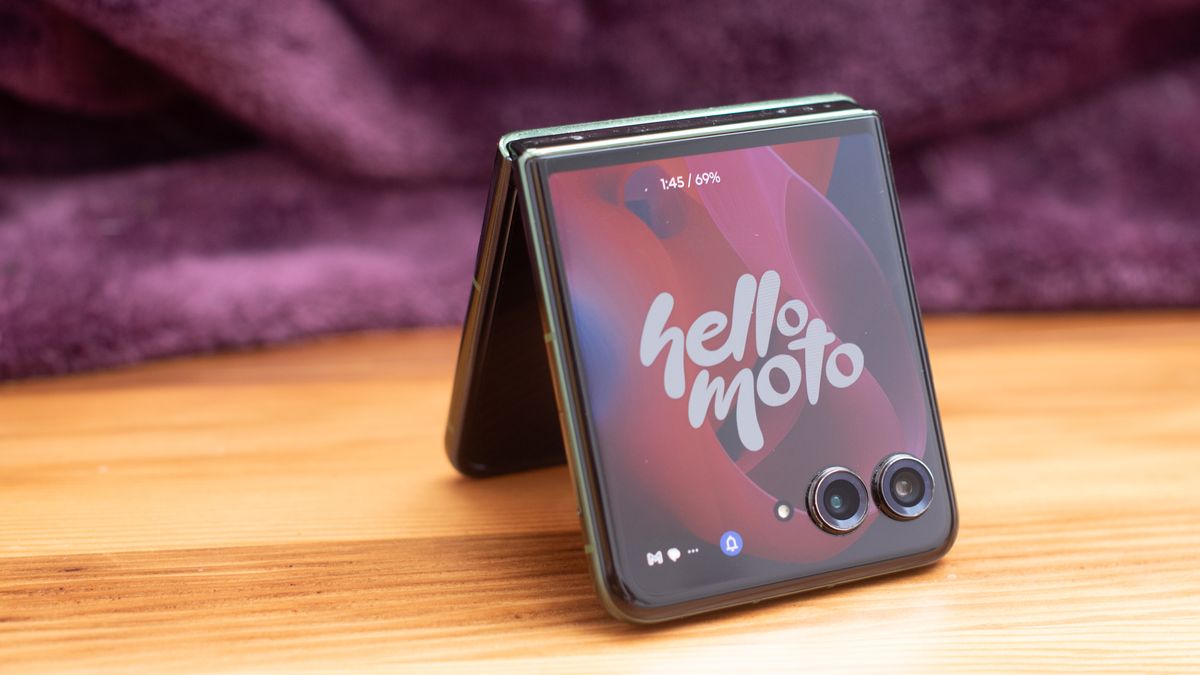 The next Motorola Razr foldable might be able to close on its own with a motorized hinge