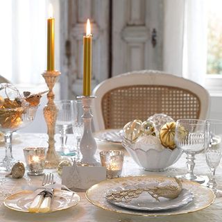 gold and white christmas table