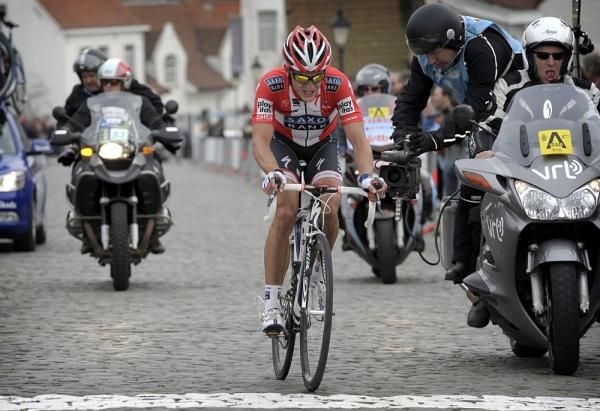 Matti Breschel (Saxo Bank) hammers across the final cobbled section on his way to the win in the Dwars door Vlaanderen