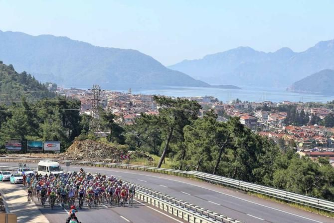 The peloton had little time to enjoy the stunning views