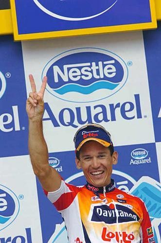 Robbie McEwen (Davitamon-Lotto) gives another V