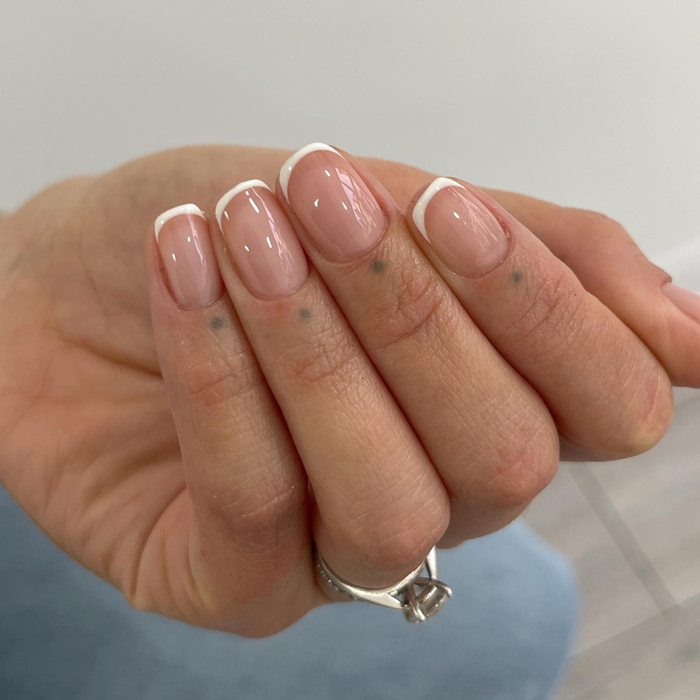 Eine kurze, quadratische French Mani aus Glas