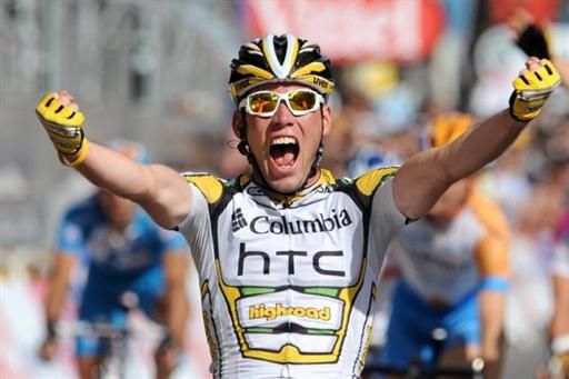Mark Cavendish (Columbia-HTC) claims the first win by a Briton on the Champs-&Eacute;lys&eacute;es