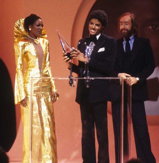 Michael Jackson, winner of the Favorite Soul / R&B Male Artist prize at the 1980 American Music Awards, with presenters Bonnie Pointer of the Pointer Sisters and Dave Mason.
