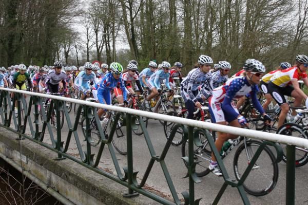 The peloton still together on stage 1