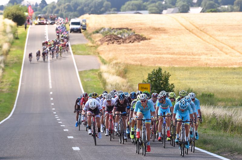 Astana work to create a split in the peloton