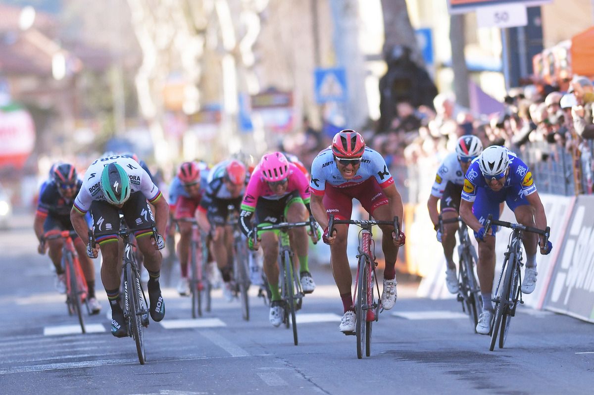 The sprint for stage 6 winds up