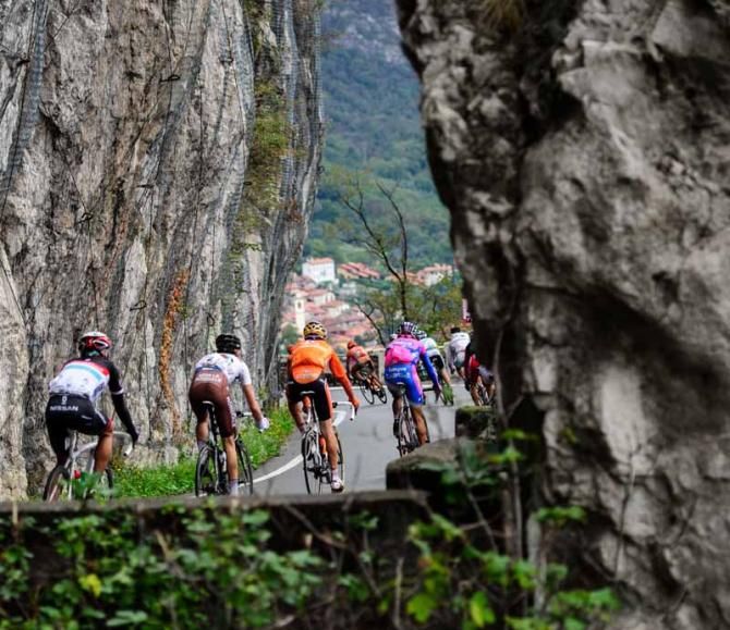 The few riders left due to an extremely difficult Il Lombardia descend back down to Lago di Como